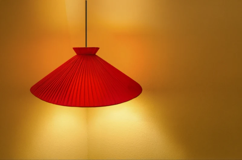 Lampada in fettuccia rossa